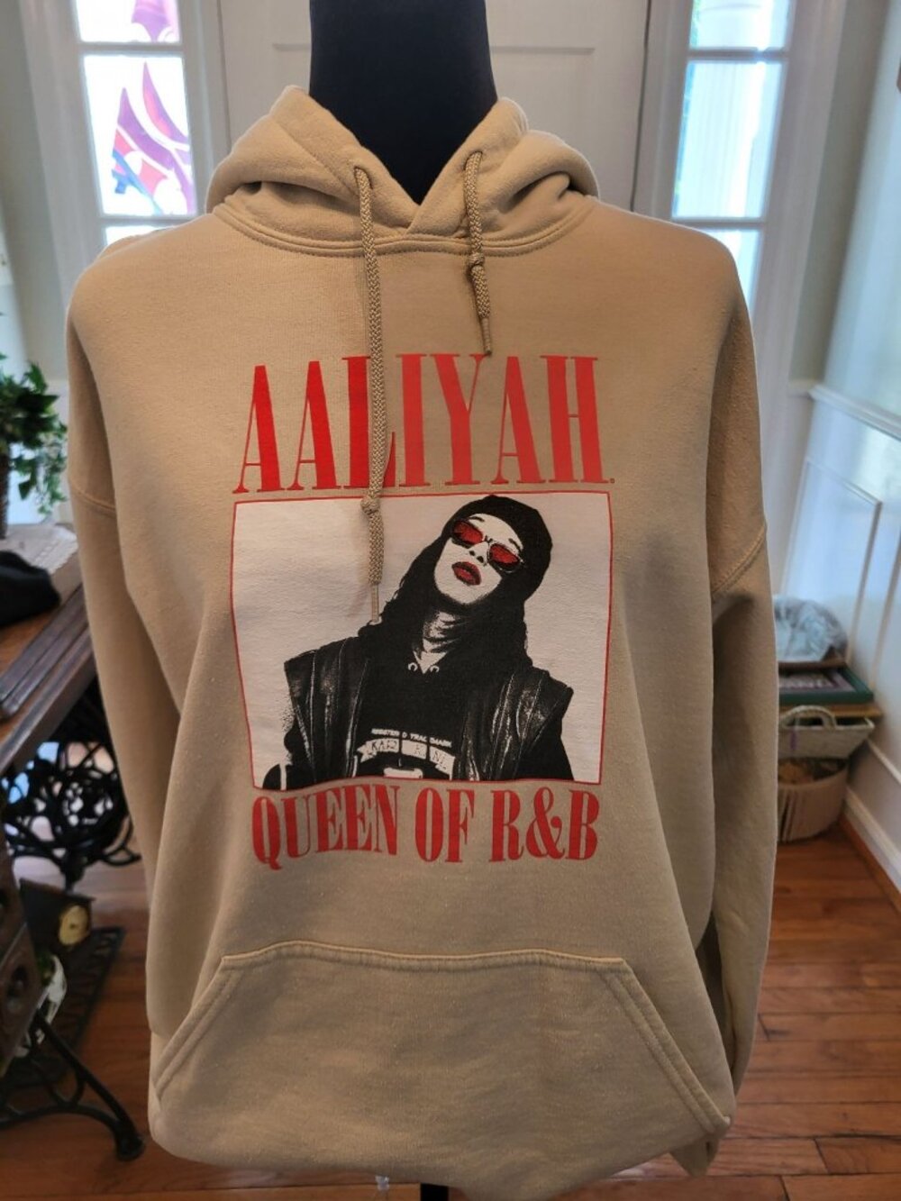 Ripple Junction Aaliyah Queen of R&B Beige Graphic Hoodie L Streetwear Retro 90s
